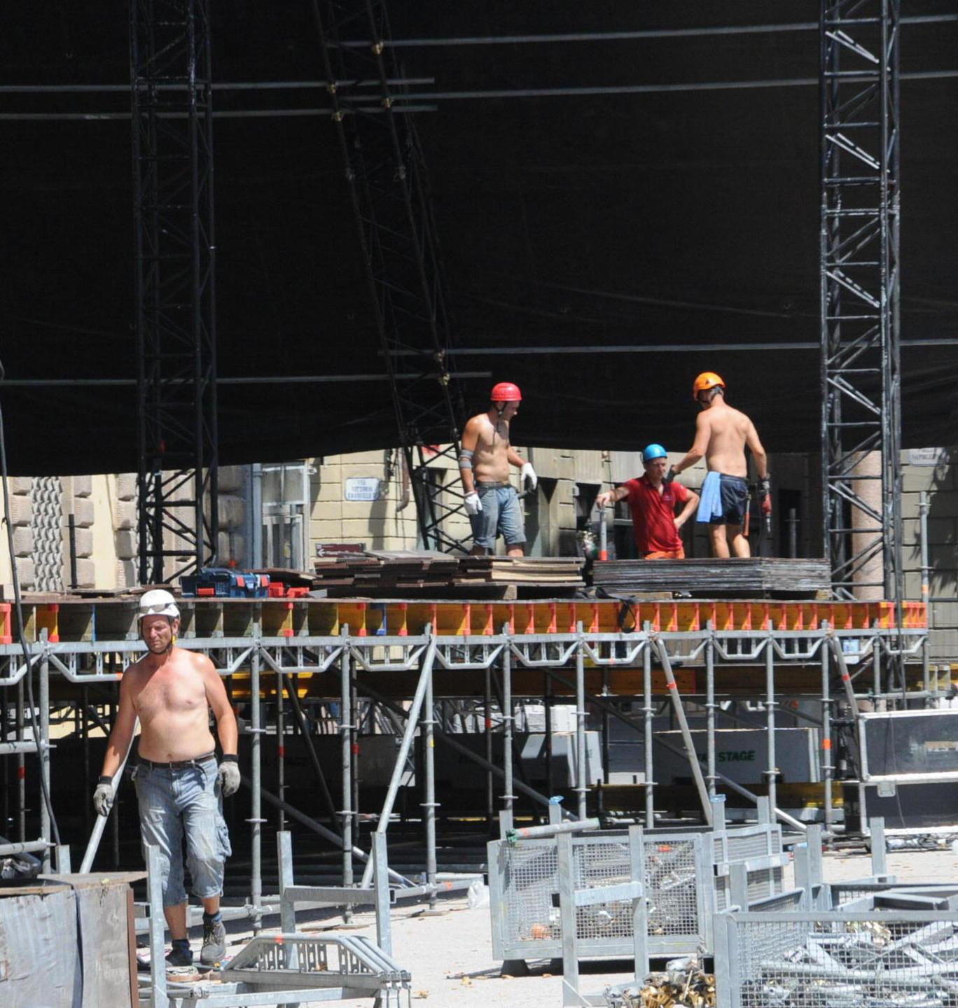 Via al montaggio del palco del festival: in piazza Napoleone scattano i divieti