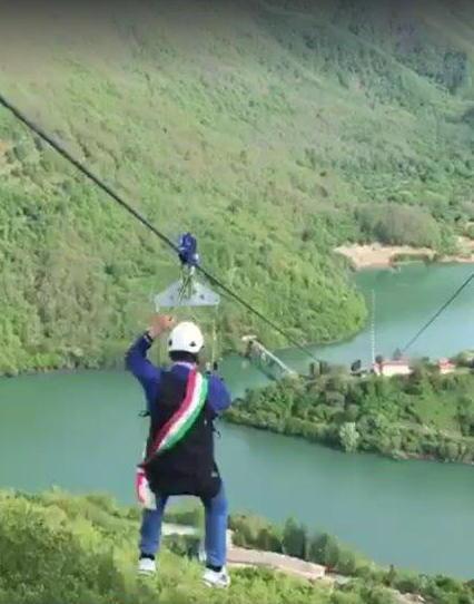 Tutto pronto: si vola (a 150 all'ora) sopra il lago e il paese di Vagli - Video 