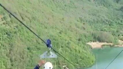 Tutto pronto: si vola (a 150 all'ora) sopra il lago e il paese di Vagli - Video