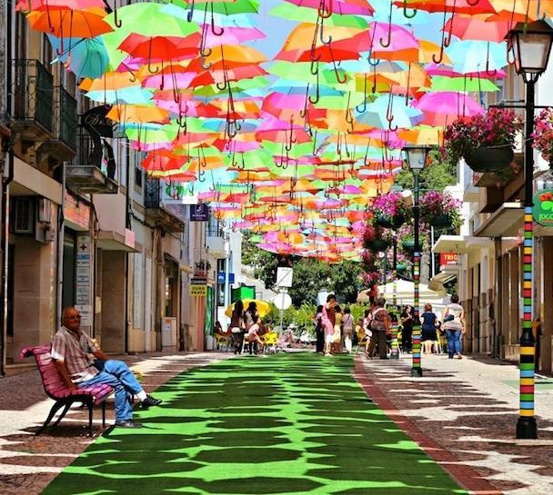 Ombrelli volanti nel cielo del centro città e Tonfano 