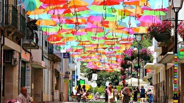 Ombrelli volanti nel cielo del centro città e Tonfano