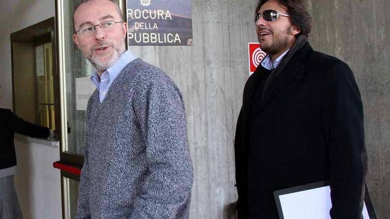 «Hanno incendiato un mezzo e hanno sparato contro casa»