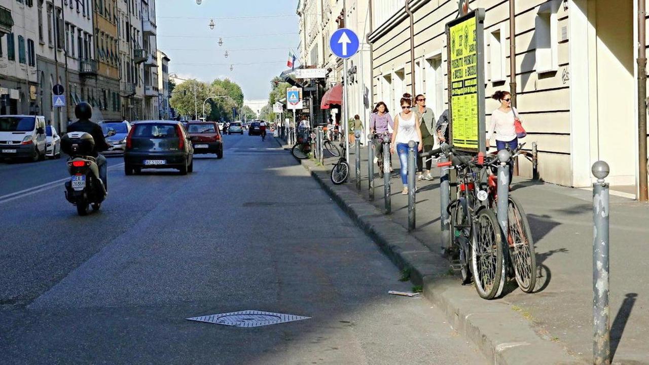 Fila di stalli blu sotto l’ex Peroni