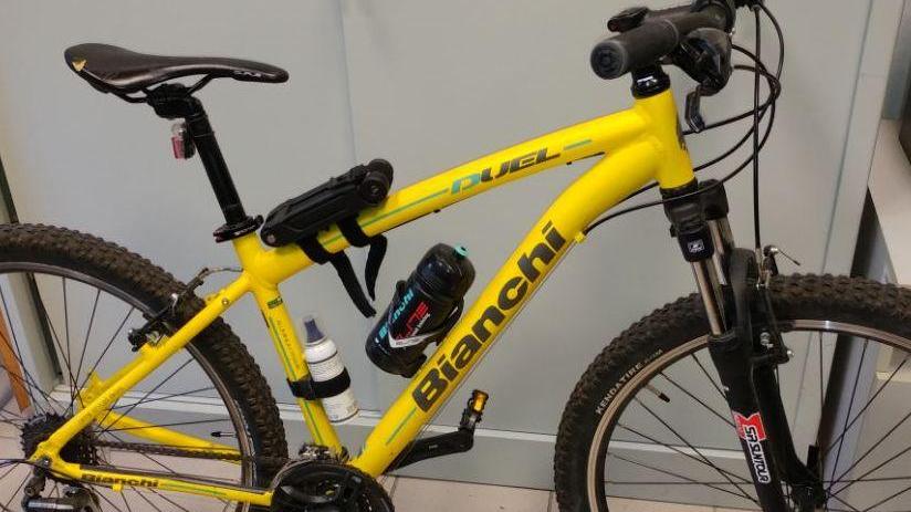 Ruba una bici da 600 euro e la rivende a 18: due nei guai