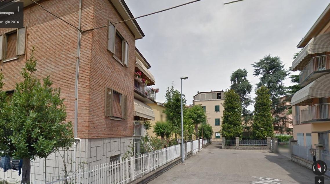 Via Alba, scippatore fugge in bici 