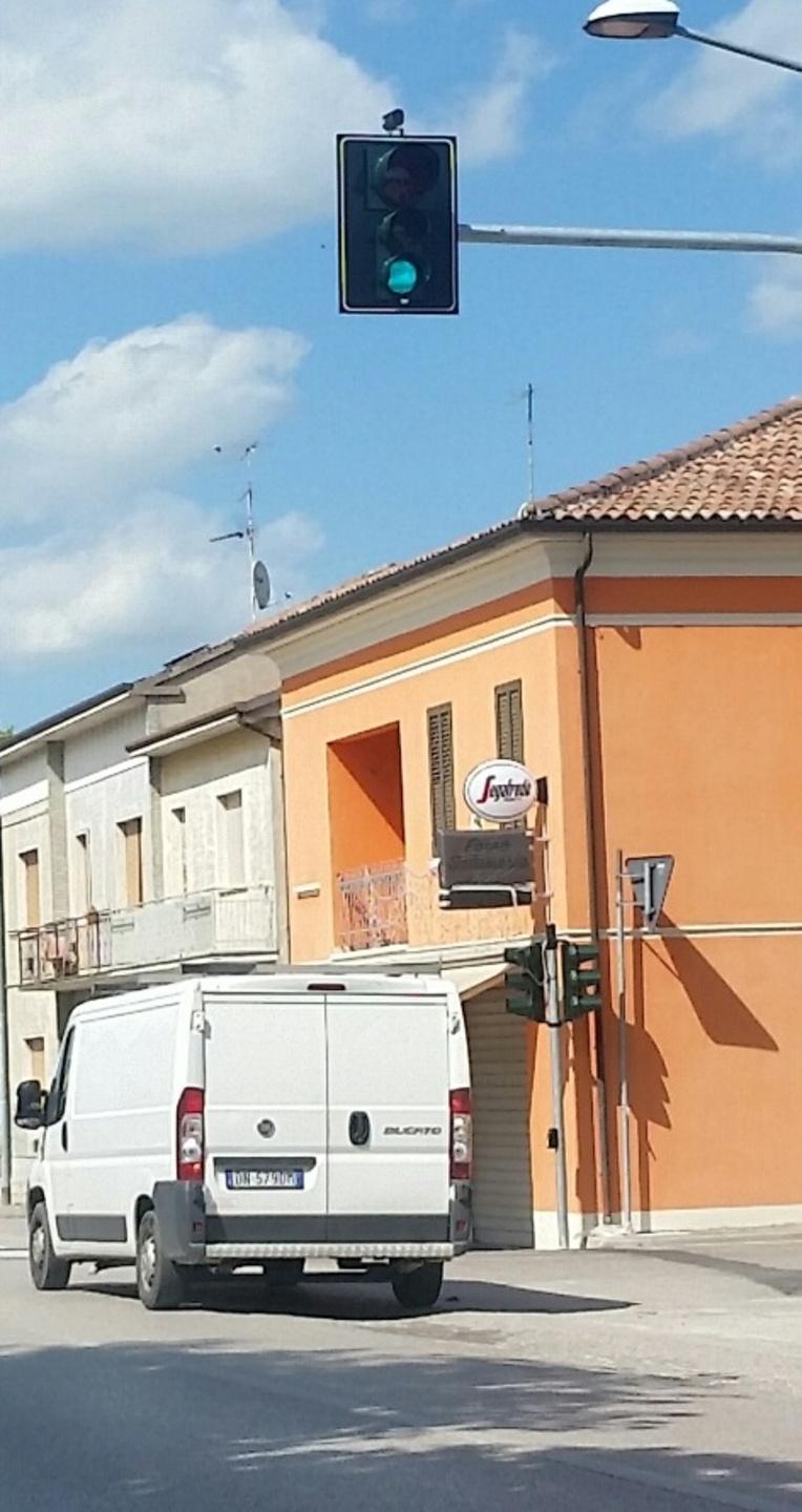 Via Bondenese, attivo il nuovo semaforo 