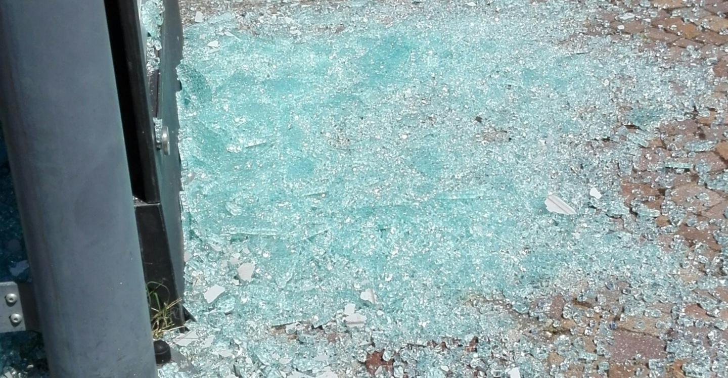 Autobus urta una pensilina