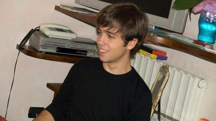 Compagni di calcio col lutto al braccio per Emanuele