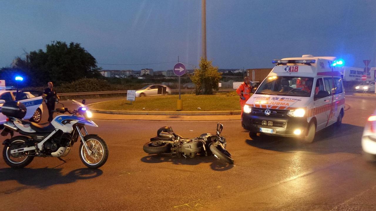 Scontro auto-moto sulla rotatoria