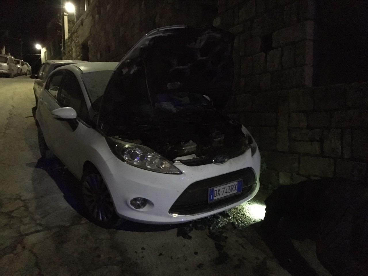 Attentato incendiario a Villacidro, in fiamme l'auto del sindaco