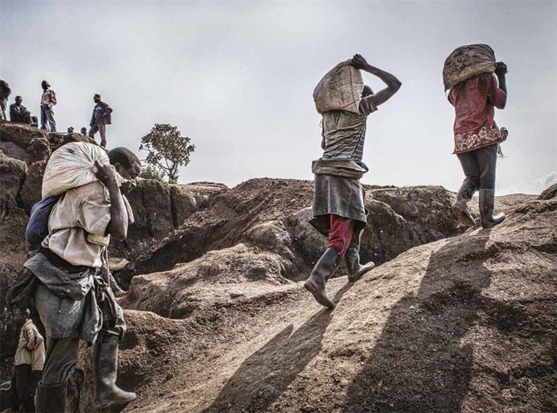 Una mostra itinerante per denunciare lo sfruttamento delle ricchezze minerarie