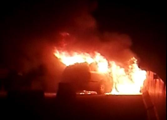 L'auto che ha preso fuoco sulla Senese 