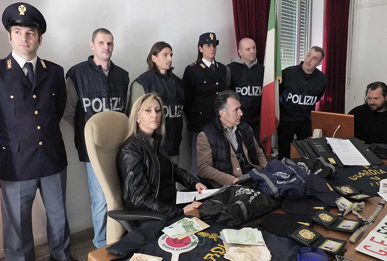 La conferenza stampa della polizia all'epoca dei primi arresti (Foto Muzzi)