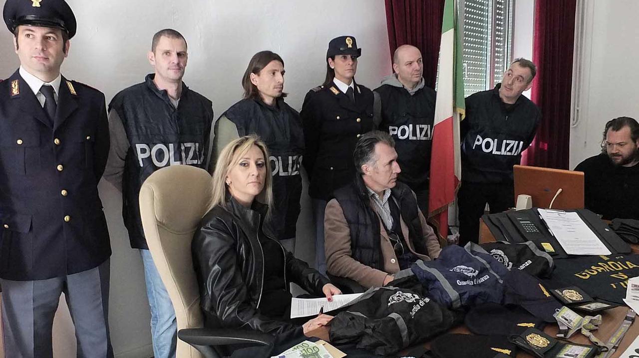 La conferenza stampa della polizia all'epoca dei primi arresti (Foto Muzzi)