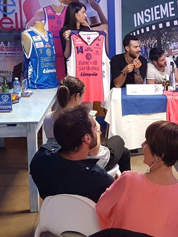 Un momento dell'asta con le maglie della Dinamo