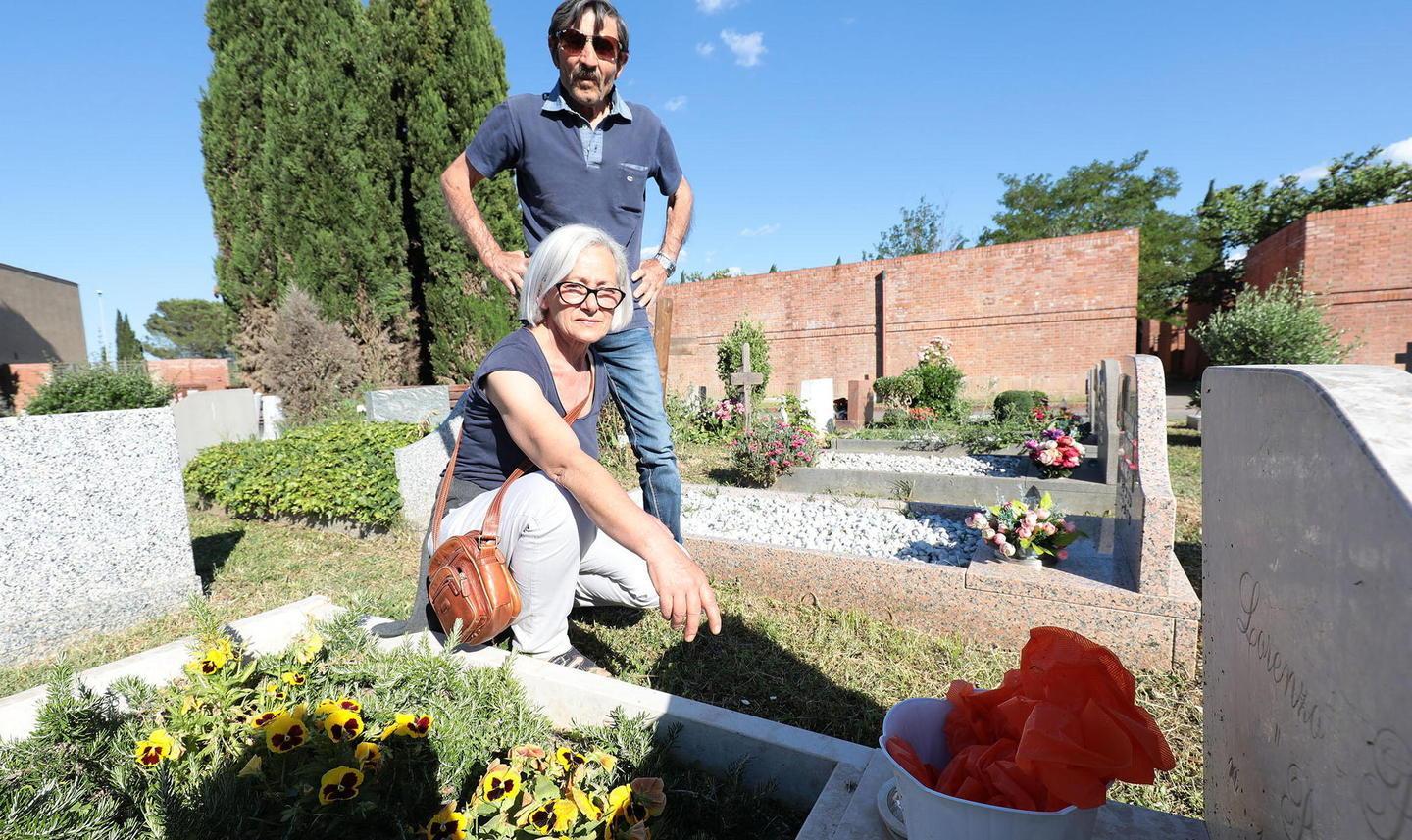 Antonina e Livorio su una tomba “visitata” dai ladri (Foto Agenzia Sestini)