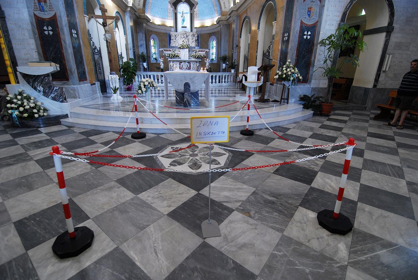 La zona transennata all'interno della basilica