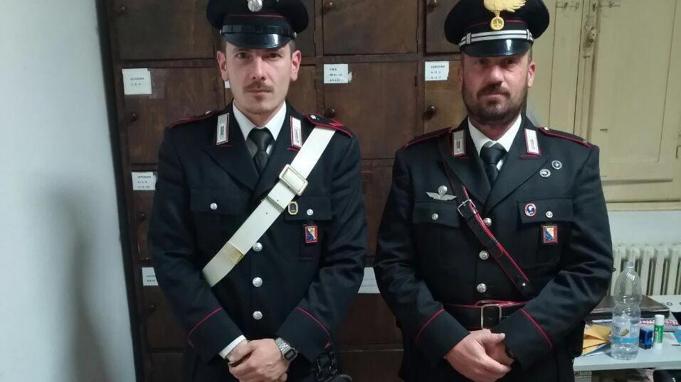 I carabinieri con le banconote sequestrate