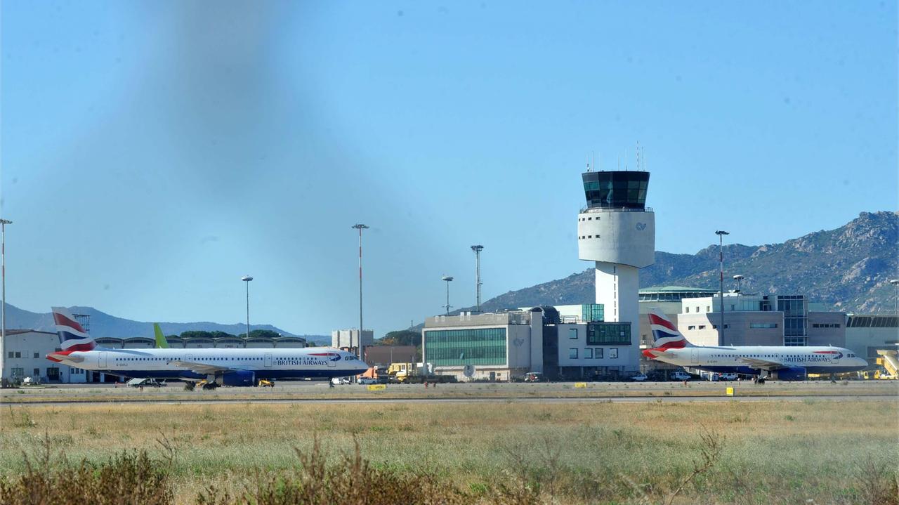 I due aerei British bloccati all'aeroporto di Olbia (Foto Vanna Sanna)