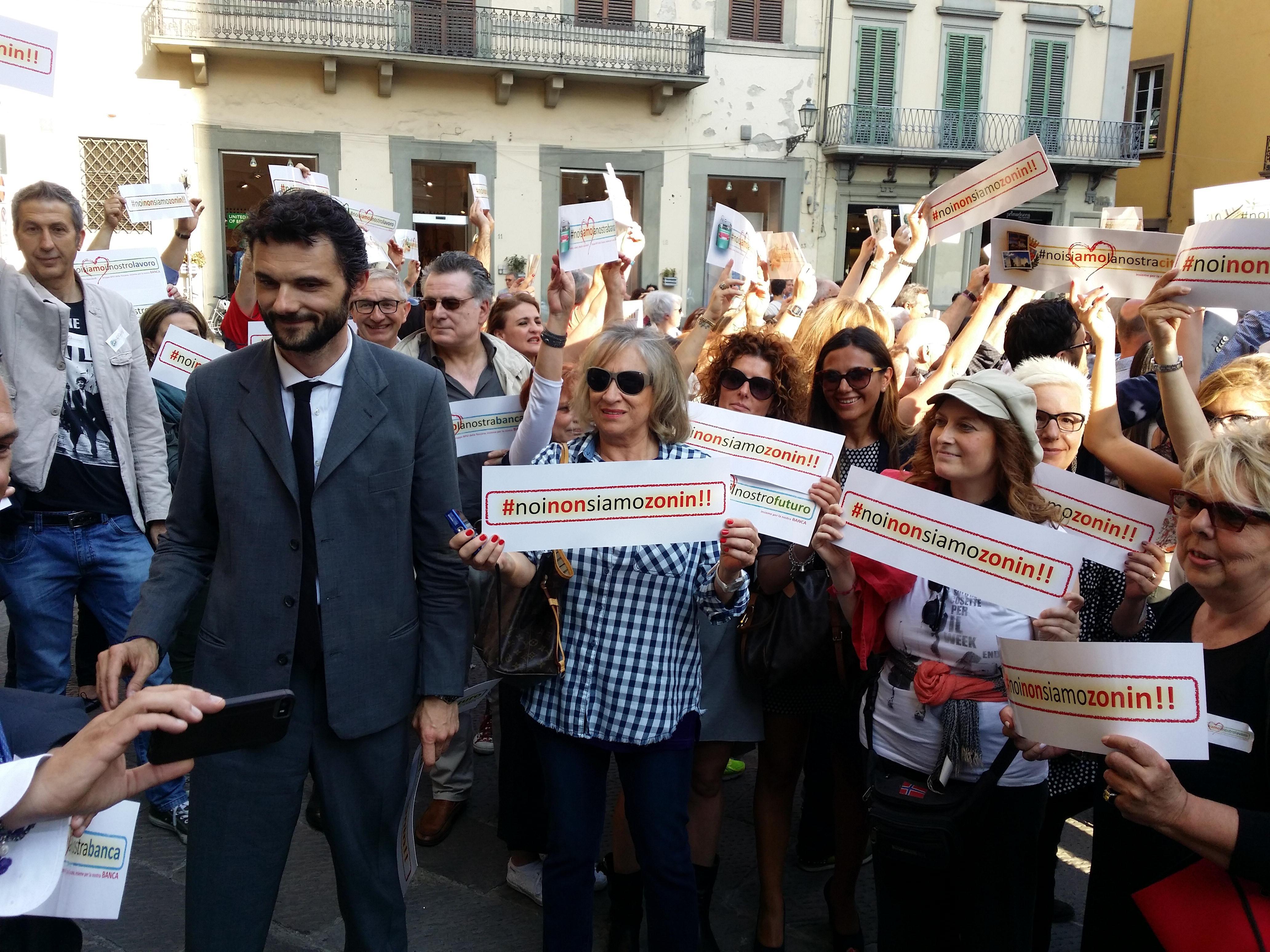 Un flashmob a Prato dei lavoratori della Popolare di Vicenza con il sindaco (archivio)
