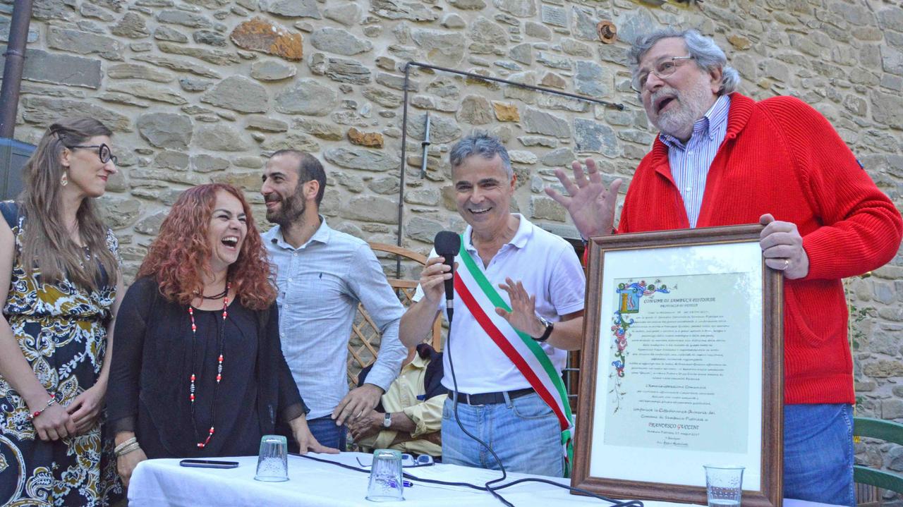 Guccini accanto al sindaco Micheletti (foto Gori)