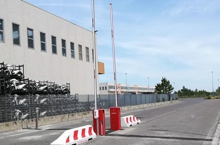 Sbarre per chiudere l’accesso all’interporto 