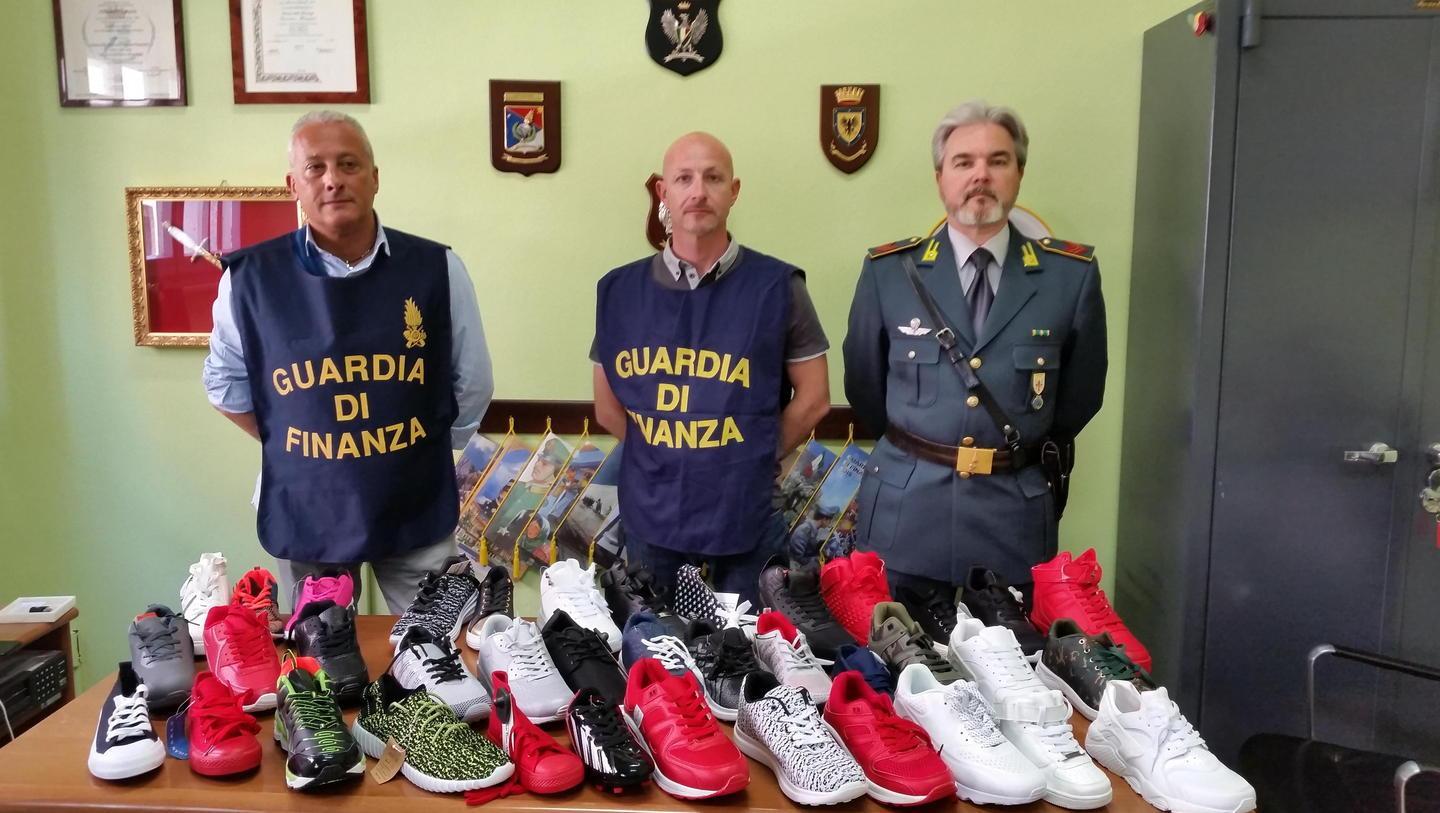 Migliaia di scarpe taroccate  sequestrate dalla Finanza per un valore di 150mila euro 