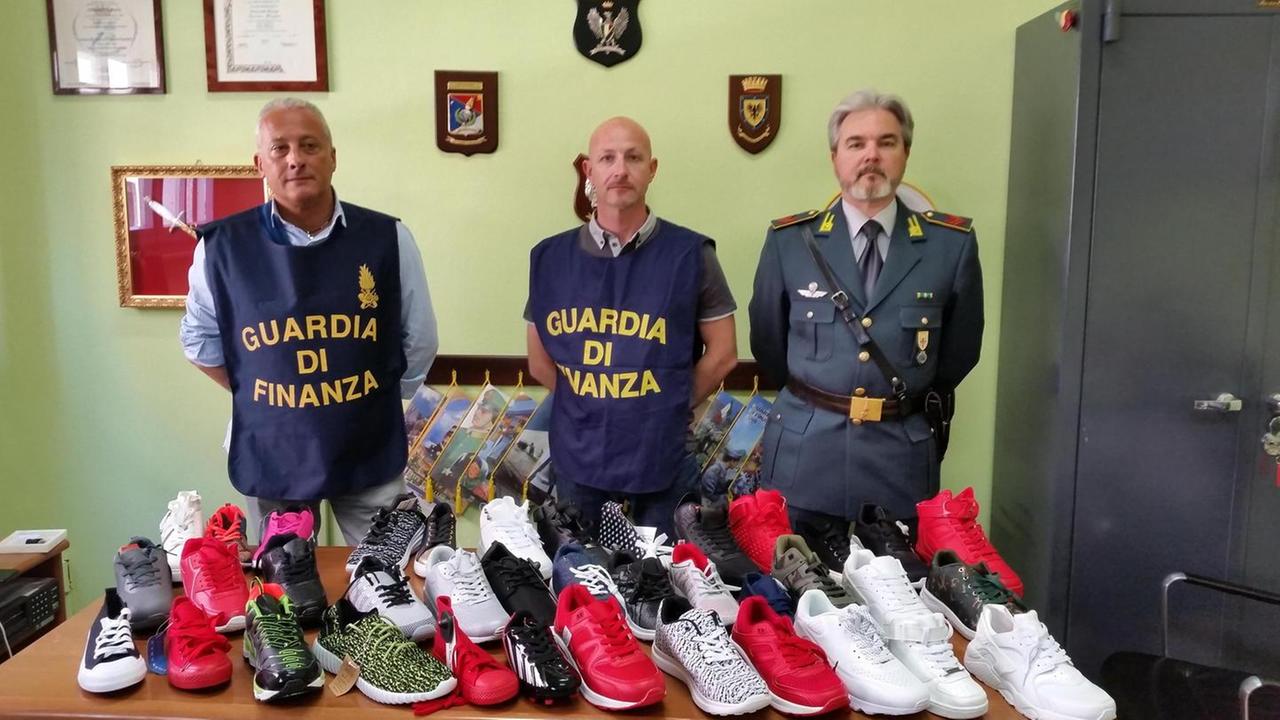 Migliaia di scarpe taroccate sequestrate dalla Finanza per un valore di 150mila euro