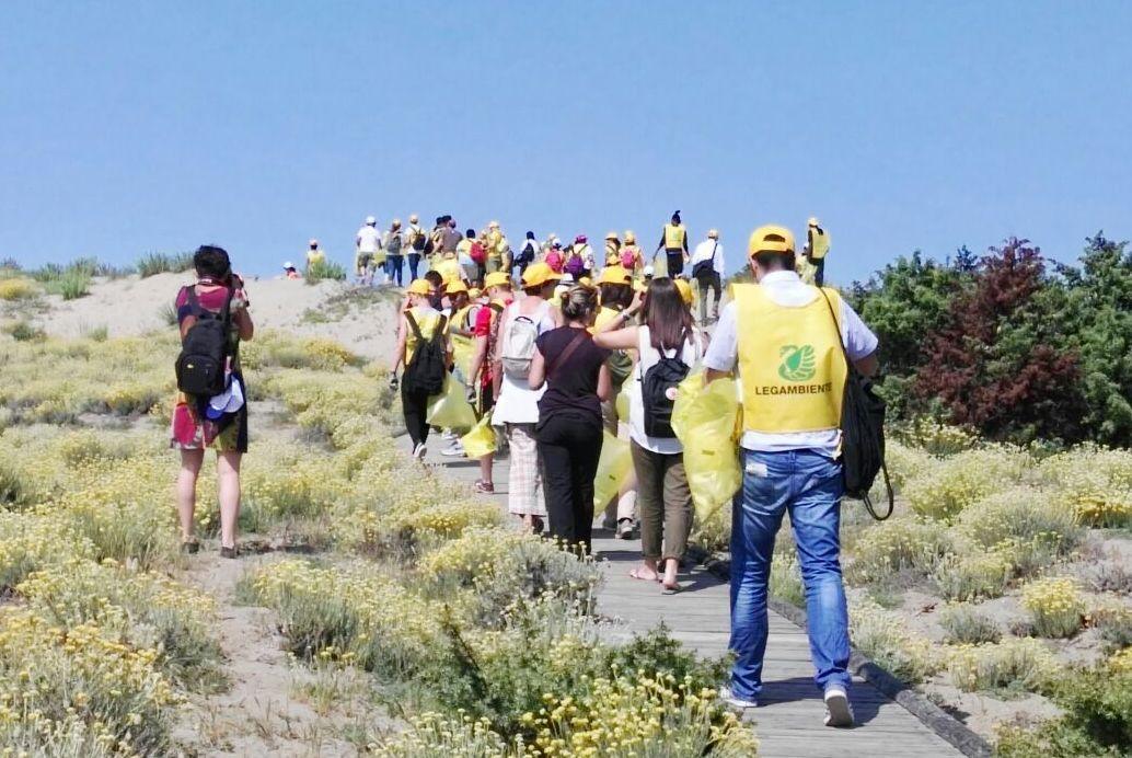 Studenti e volontari ripuliscono la spiaggia