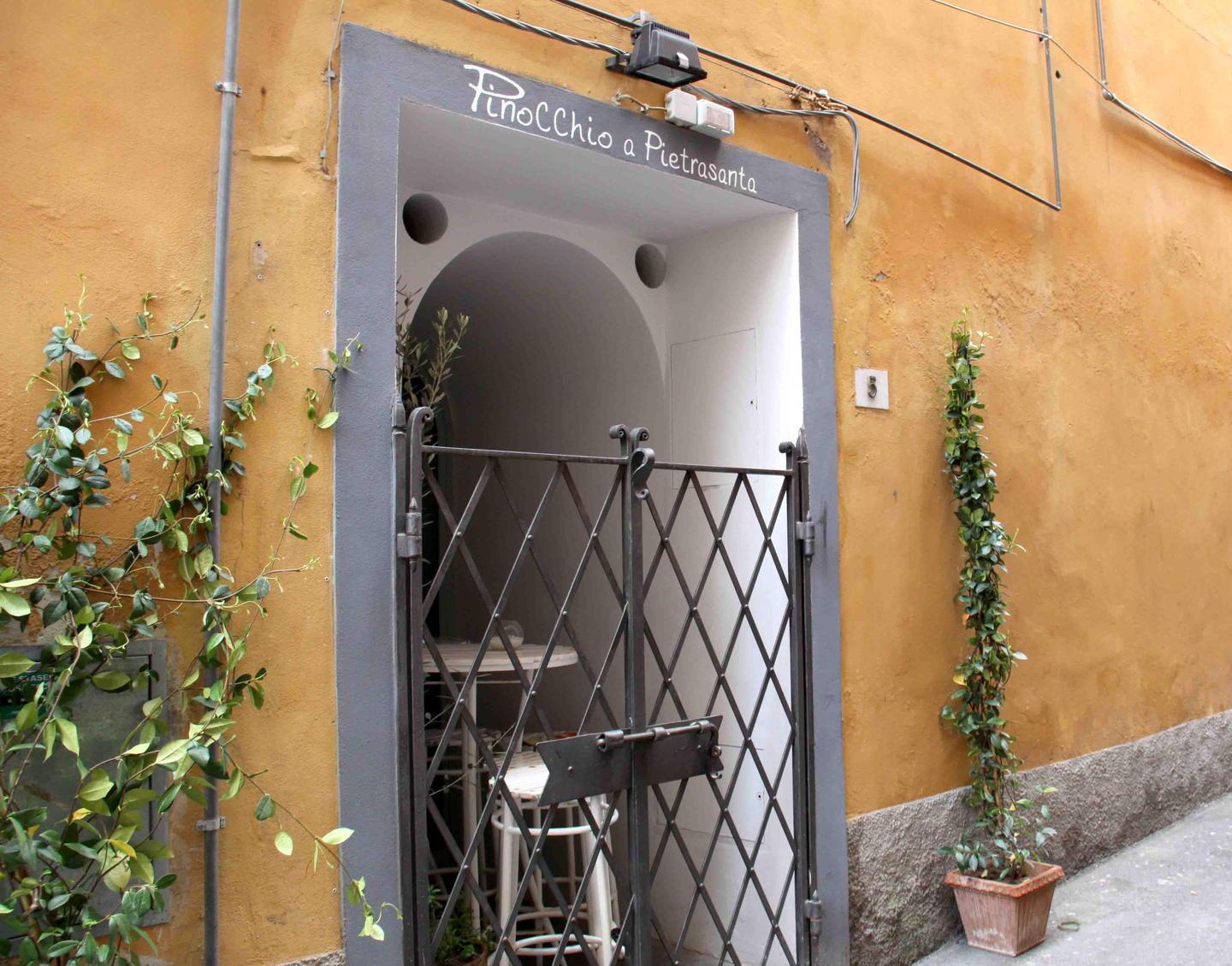 Entra nella cucina del locale  e ruba un portafoglio