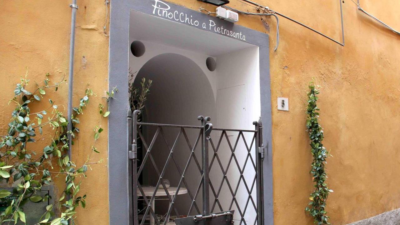 Entra nella cucina del locale e ruba un portafoglio