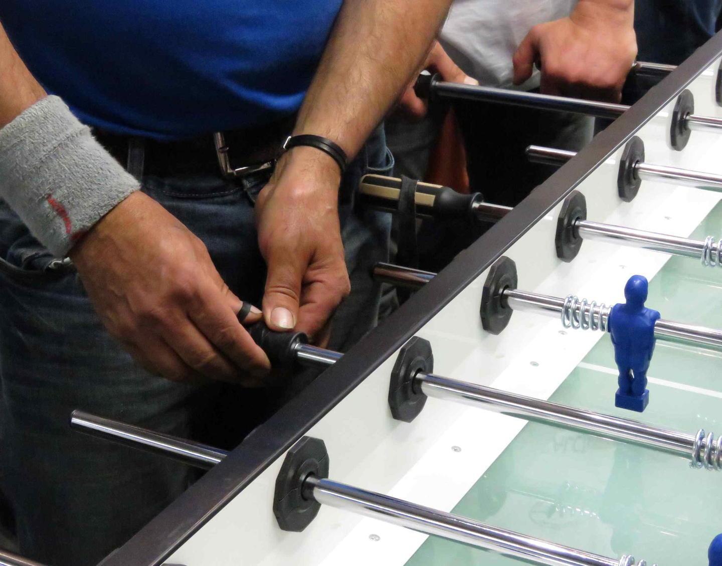 Le invita a biliardino e poi le palpeggia 