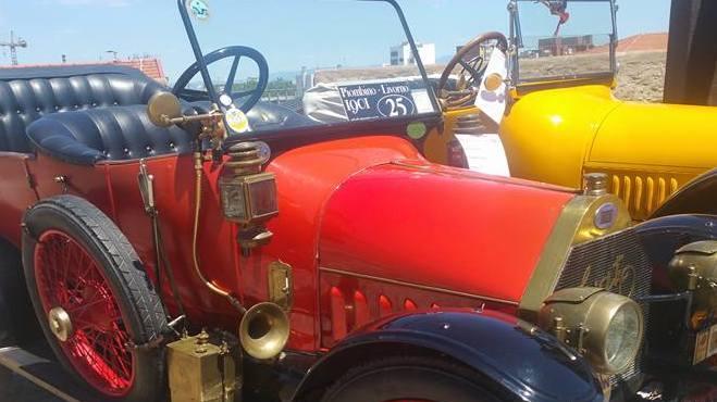 Auto centenarie al via per la storica Piombino-Livorno