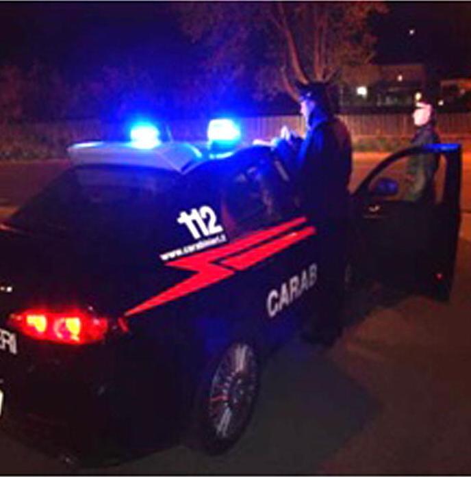 Minaccia con l’ascia i carabinieri intervenuti su un incendio doloso