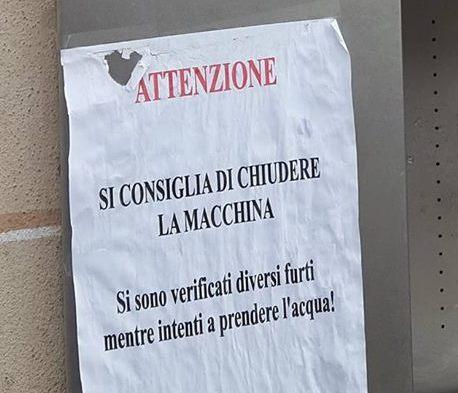 Furti alle auto di chi fa il “pieno” d’acqua 