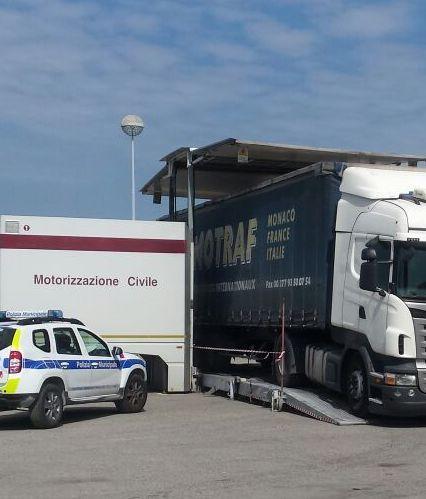 Controlli, tredici multe a venti camionisti