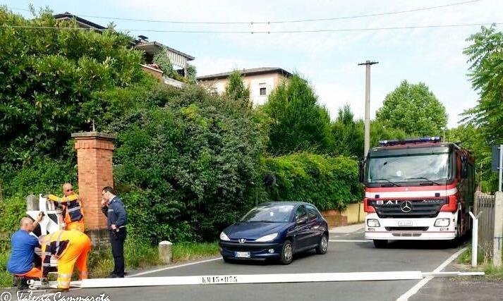 Schianto contro il passaggio a livello