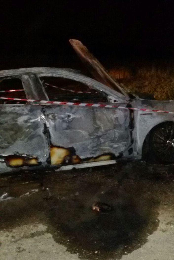 Rogo doloso brucia un’auto