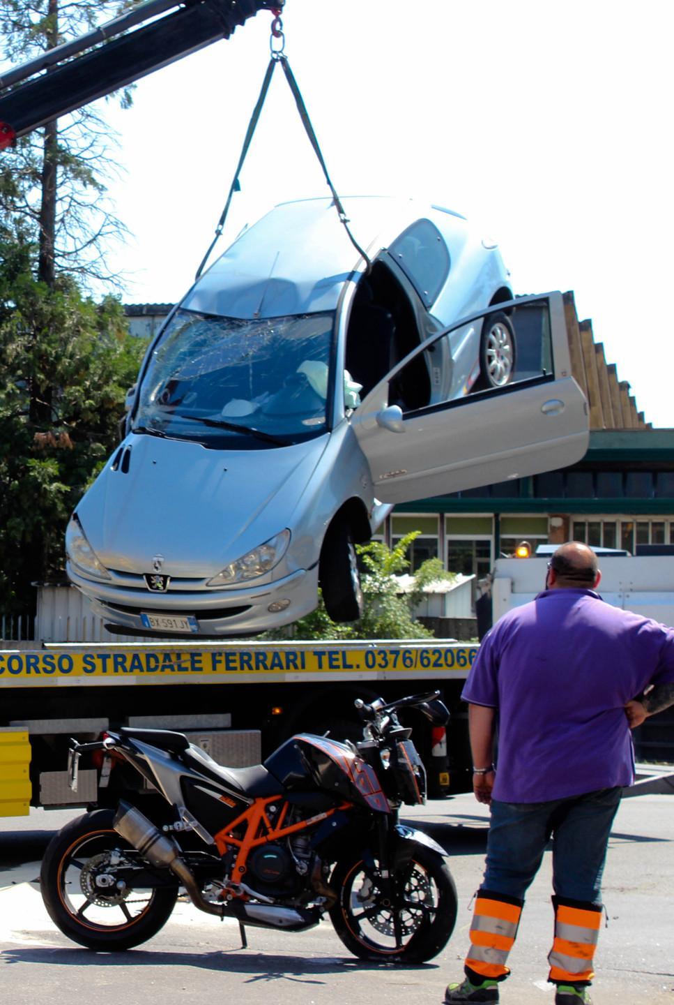 Auto contro moto: 2 feriti