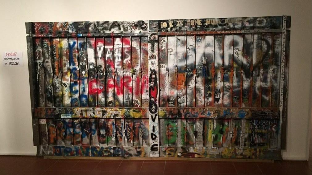 Vasco, il cancello dipinto dai fan il rocker lo espone a “La mostra”