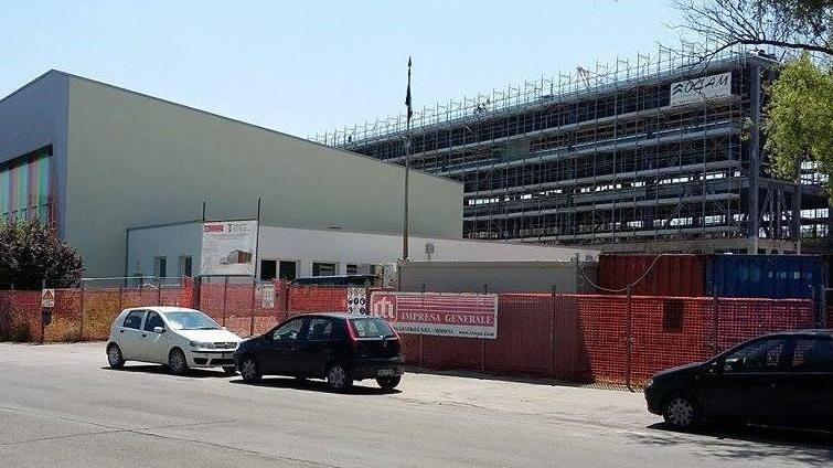 Cade da un’impalcatura nel cantiere del “Galilei”