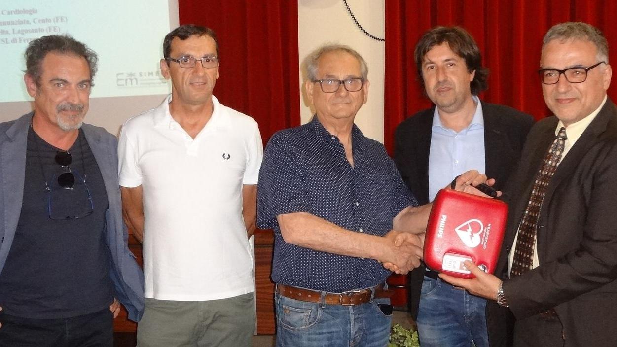 Un defibrillatore in dono da Cento%Cuore