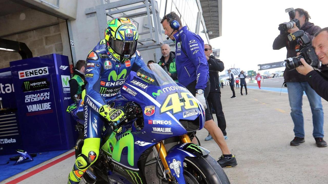 Rossi dimesso, la testa già alla gara del Mugello
