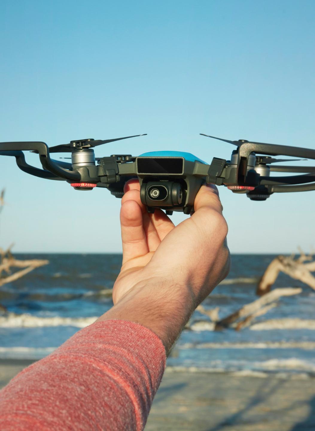 Dji lancia Spark, il minidrone che si guida a gesti