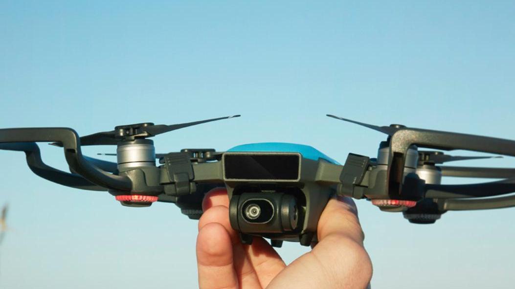Dji lancia Spark, il minidrone che si guida a gesti