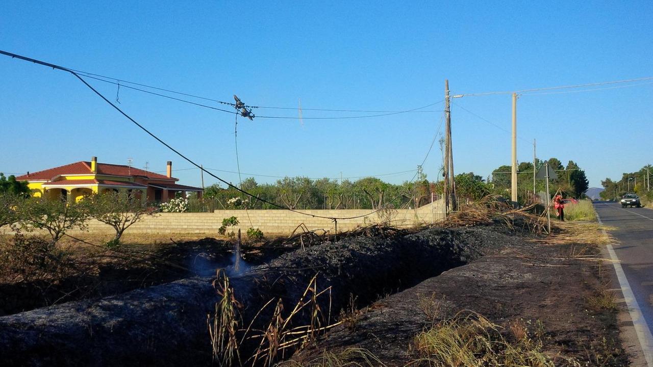 Fiamme alla periferia di Sorso
