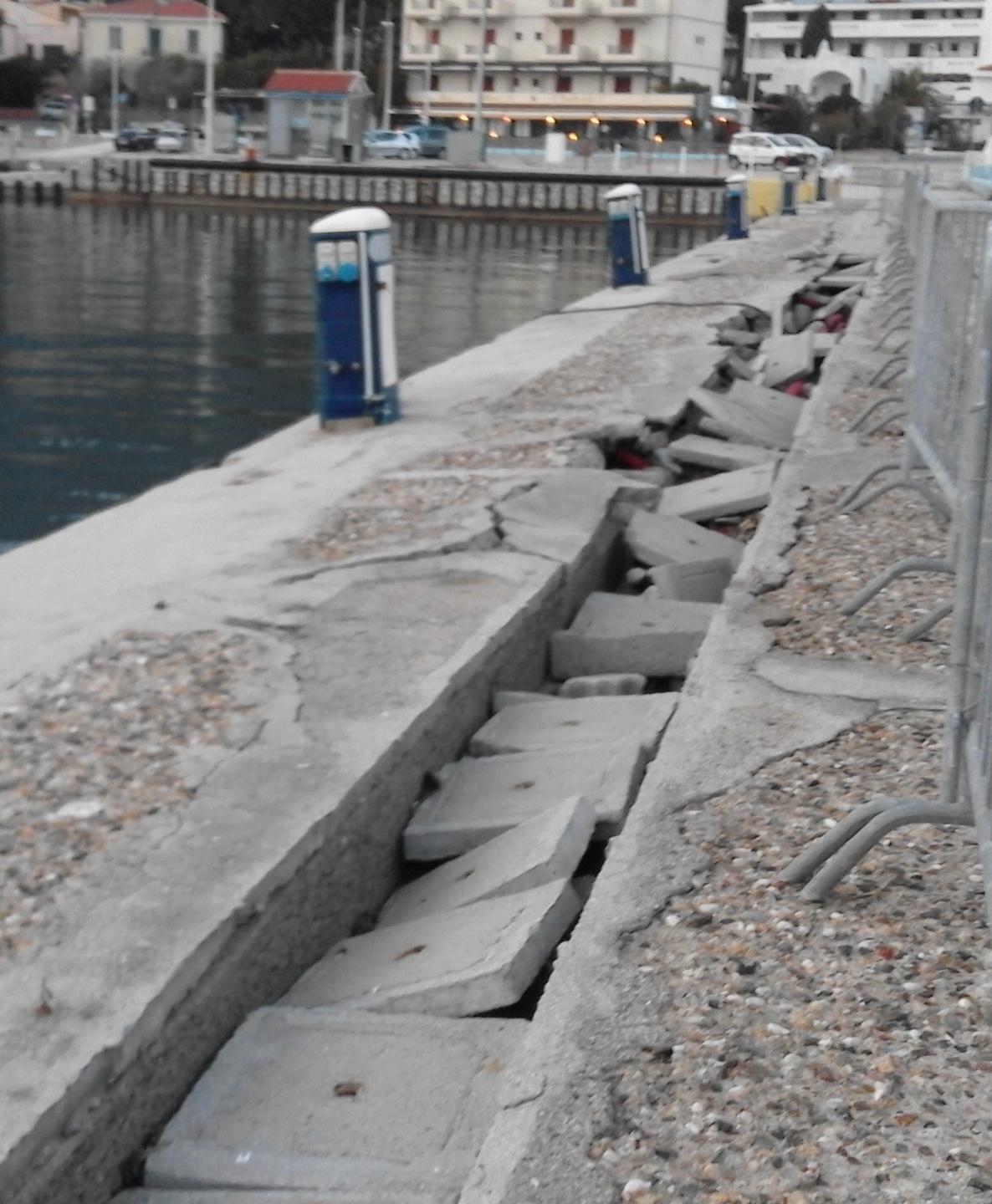 Gonone, la protesta dei gommoni 