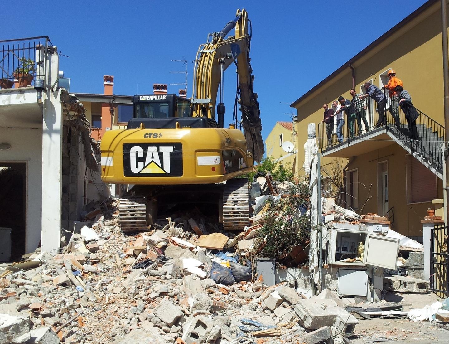 Anziana morta nel crollo della casa, i familiari parte civile