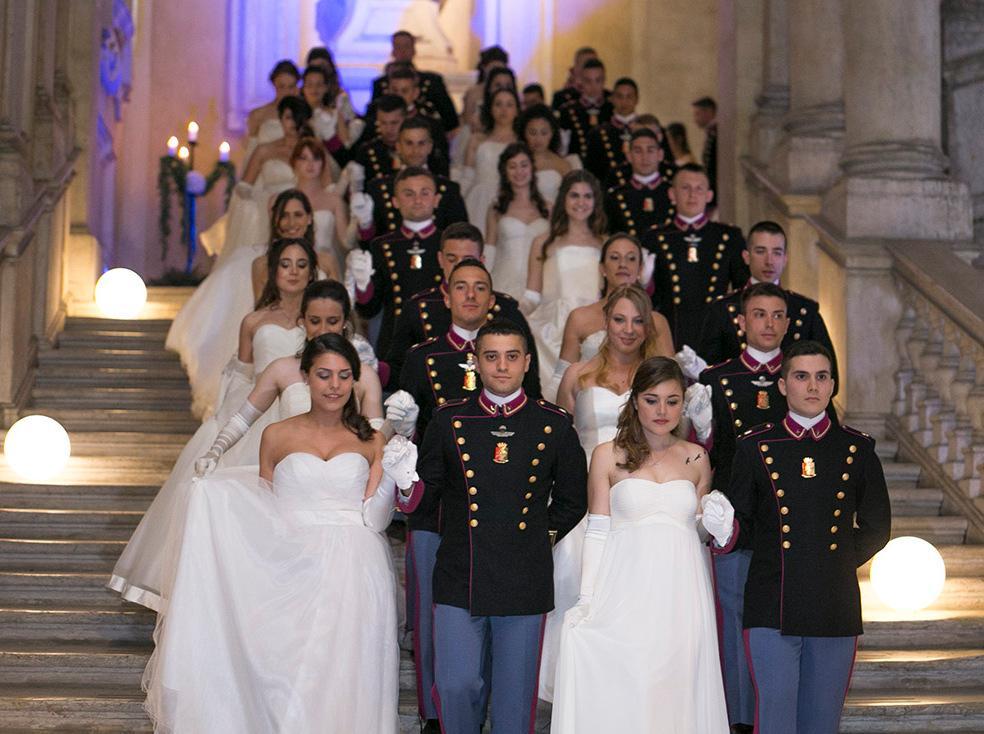 Modena, l’incanto del ballo delle debuttanti in Accademia 