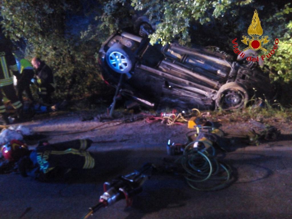 L'auto ribaltata in via Monteboro a Empoli